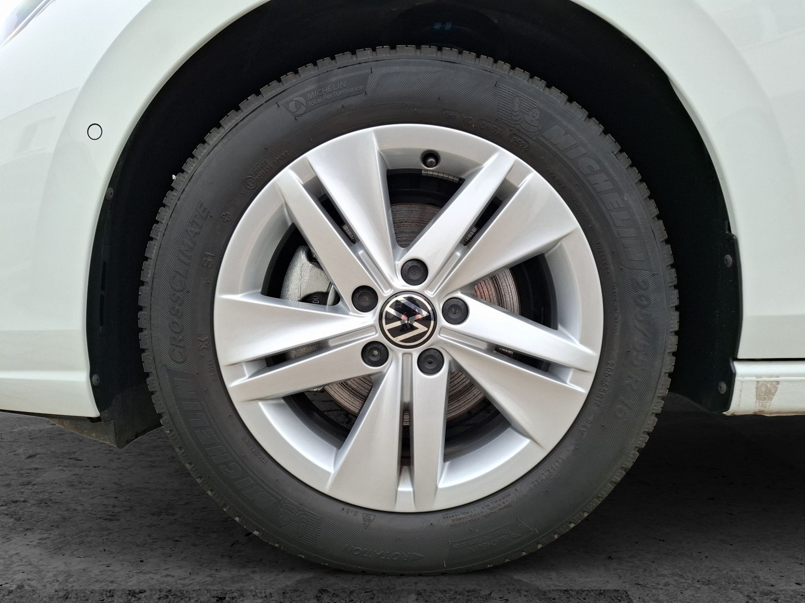 Fahrzeugabbildung Volkswagen Golf VIII TSI Life LED CarPlay AID ACC Park-Assi