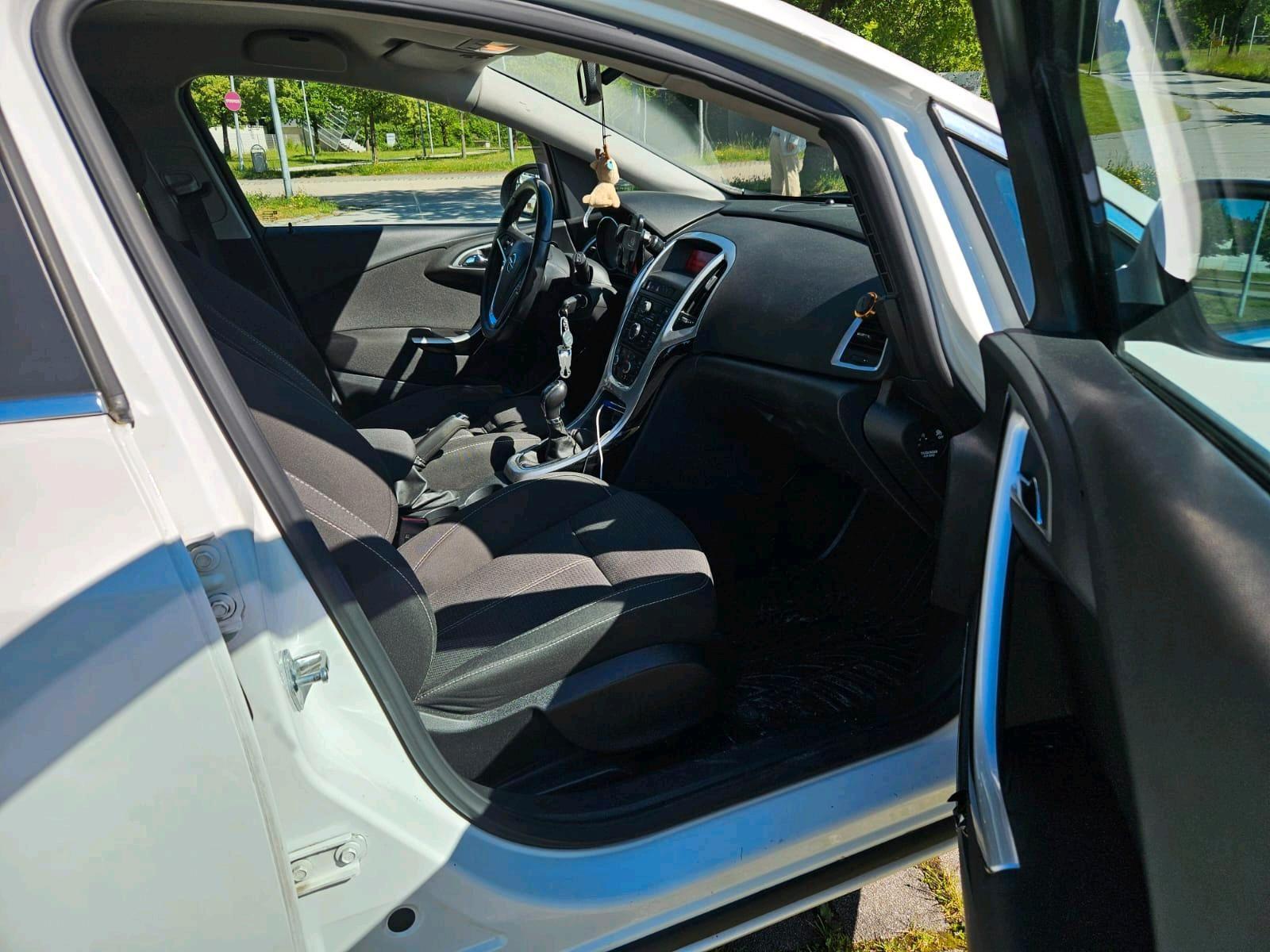 Opel Astra 2012 — photo 9