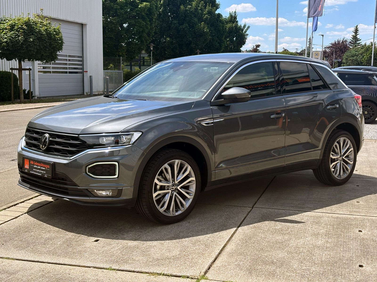 Fahrzeugabbildung Volkswagen T-Roc 1.5TSI R-Line DSG ACC KAM AHK LED NAV BT
