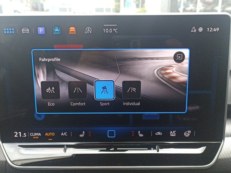 Fahrzeugabbildung Volkswagen Golf VIII 1.5 eTSI DSG R-Line