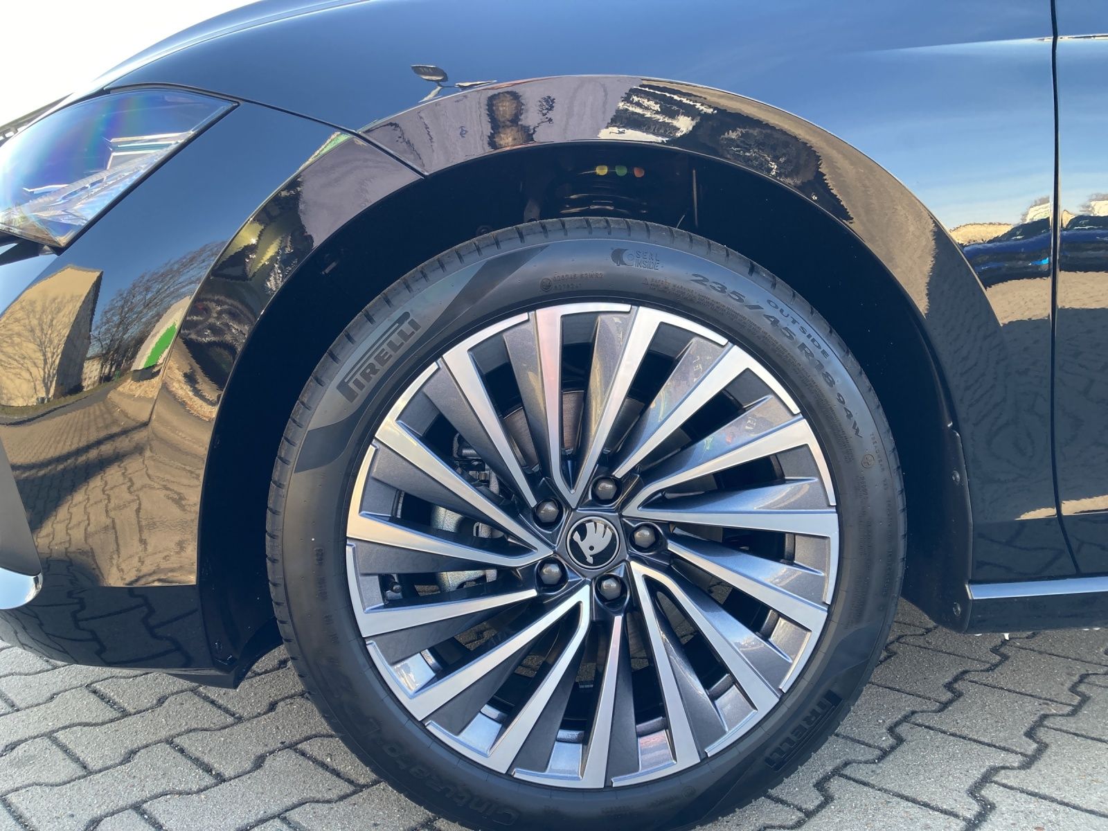 Fahrzeugabbildung SKODA Superb Combi 2.0 TDI L&K, DSG, AZV, Matrix, Navi