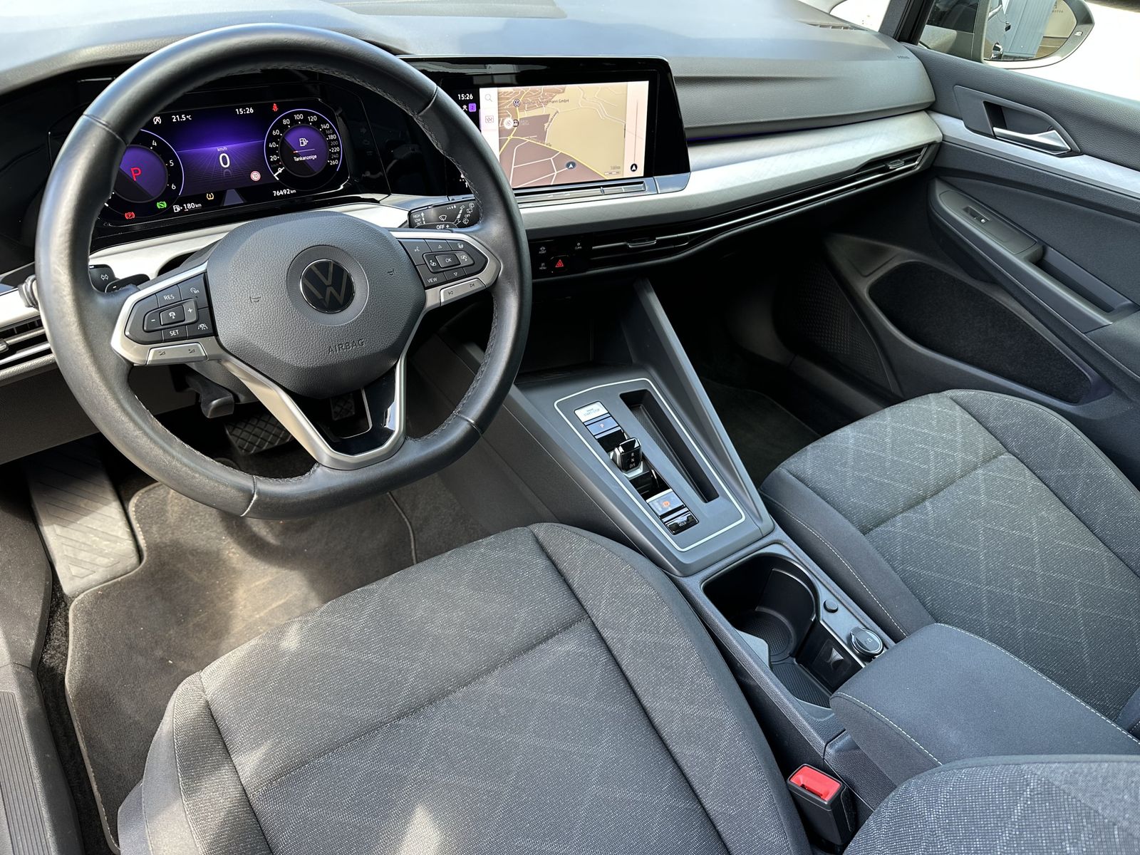 Fahrzeugabbildung Volkswagen Golf VIII 2.0 TDI DSG Life NAV+LED+ACC+17ZOLL+PP