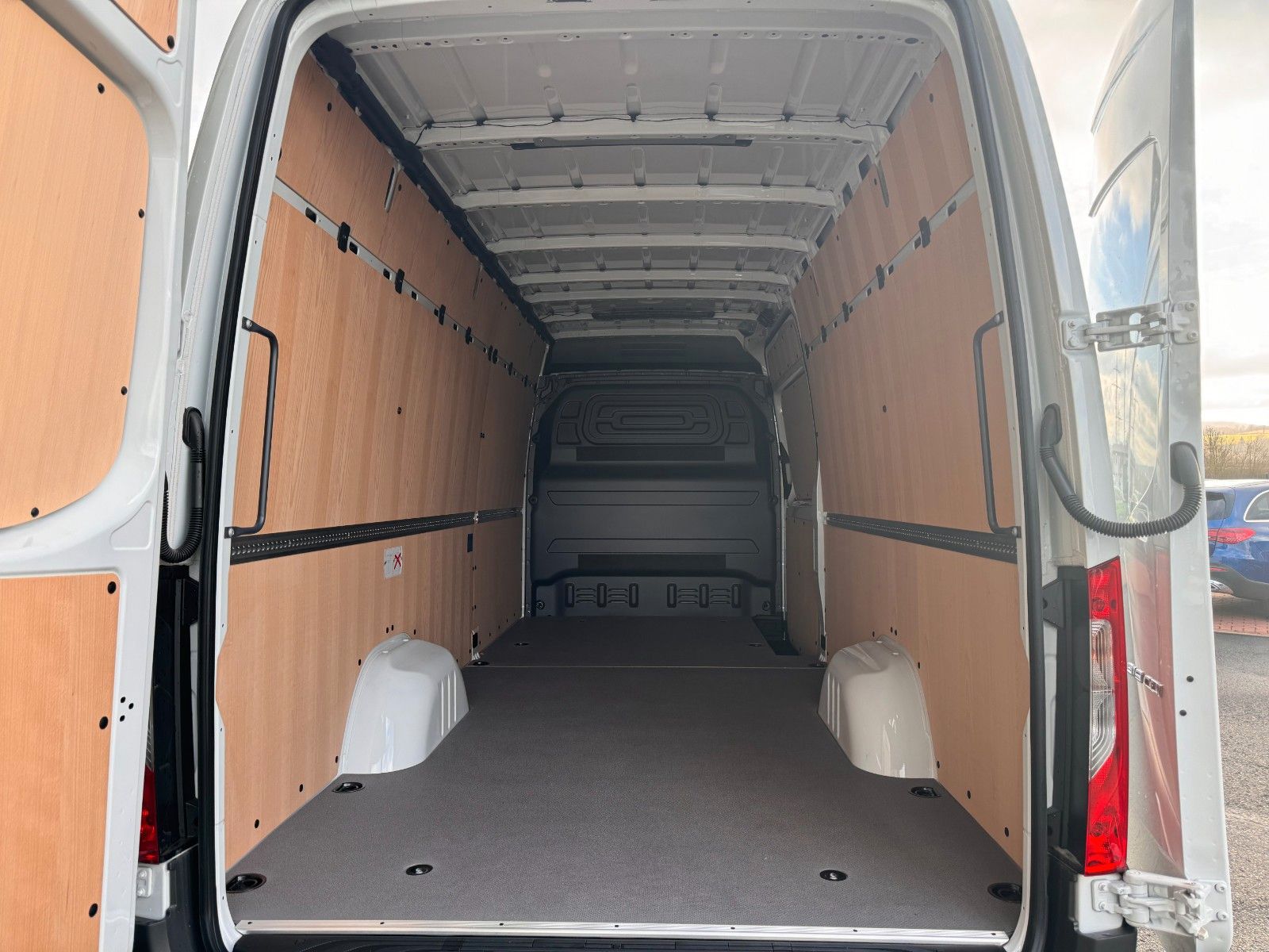 Fahrzeugabbildung Mercedes-Benz Sprinter 319 CDI 4325 Klimaautom Kamera LED