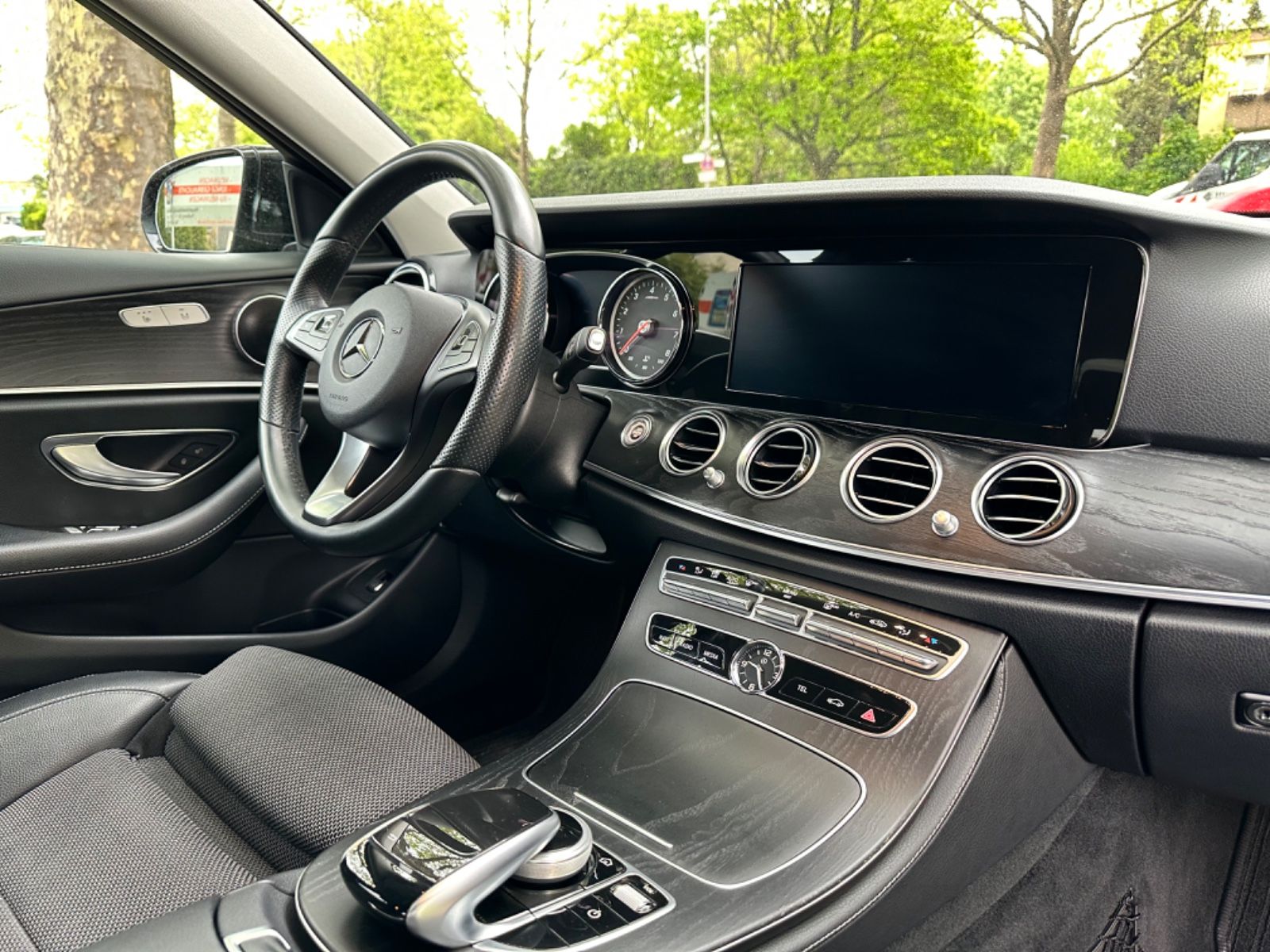 Fahrzeugabbildung Mercedes-Benz E 200 4Matic AMG*Totwinkel*AppleCar*Kamera*