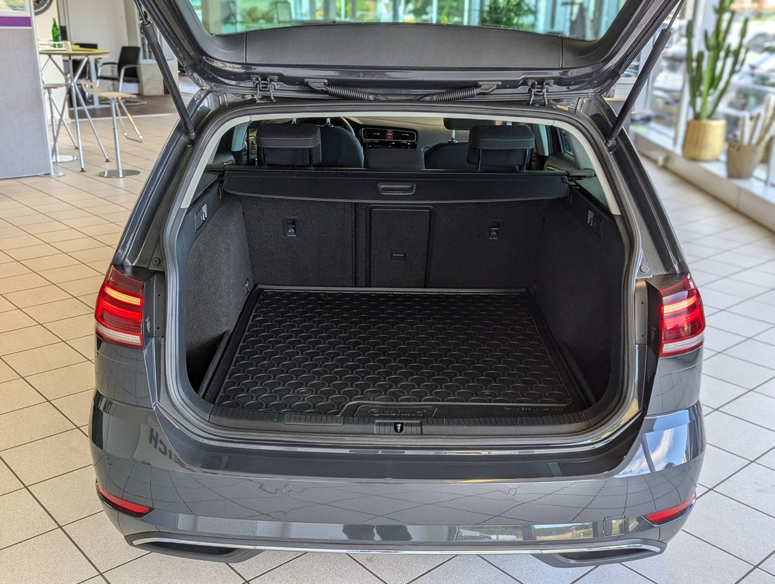 VW Golf 2.0 TDI DSG IQ.DRIVE App-Connect ACC AHK - Image 17