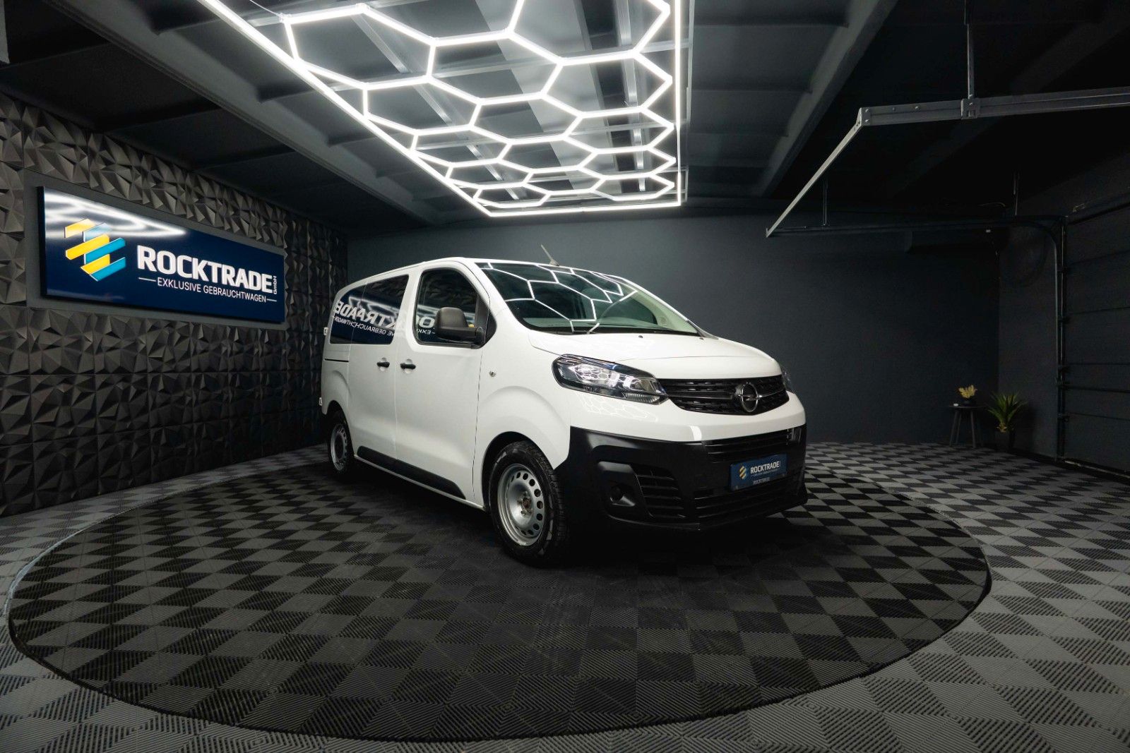 Fahrzeugabbildung Opel Vivaro Kombi S | 9 Sitze | Klima | DAB | TÜV NEU