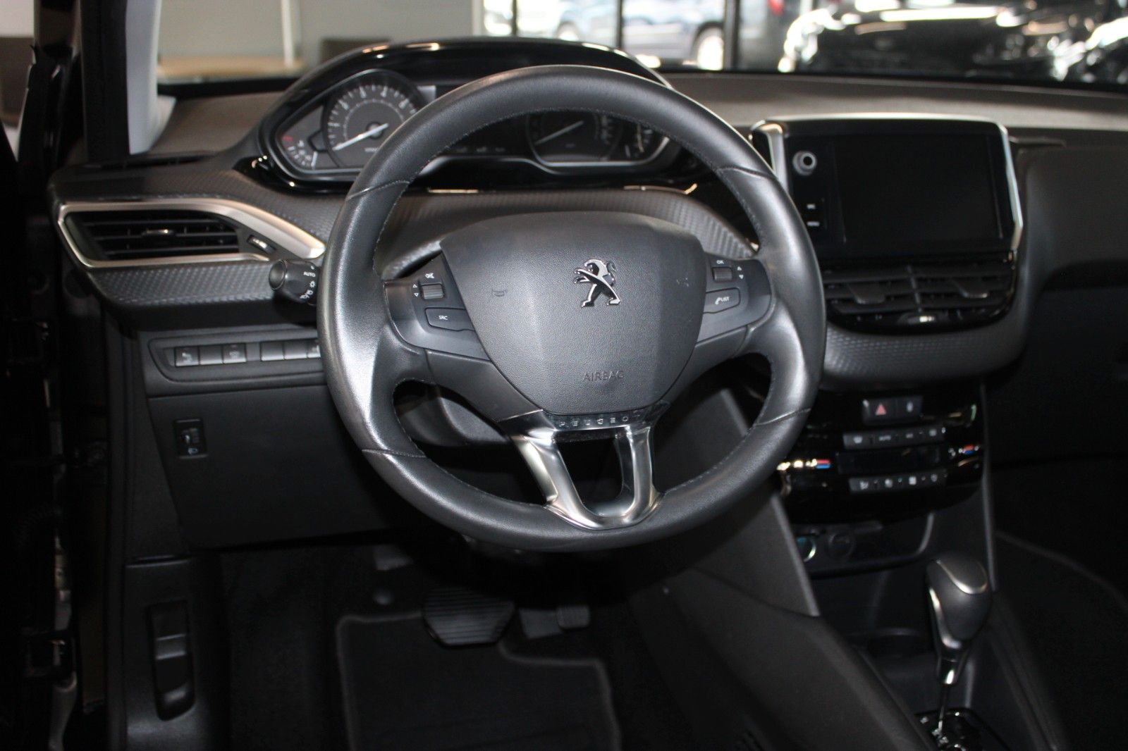 Fahrzeugabbildung Peugeot 208 Signature 110 Aut. Klimaauto PANO SHZ Allwet