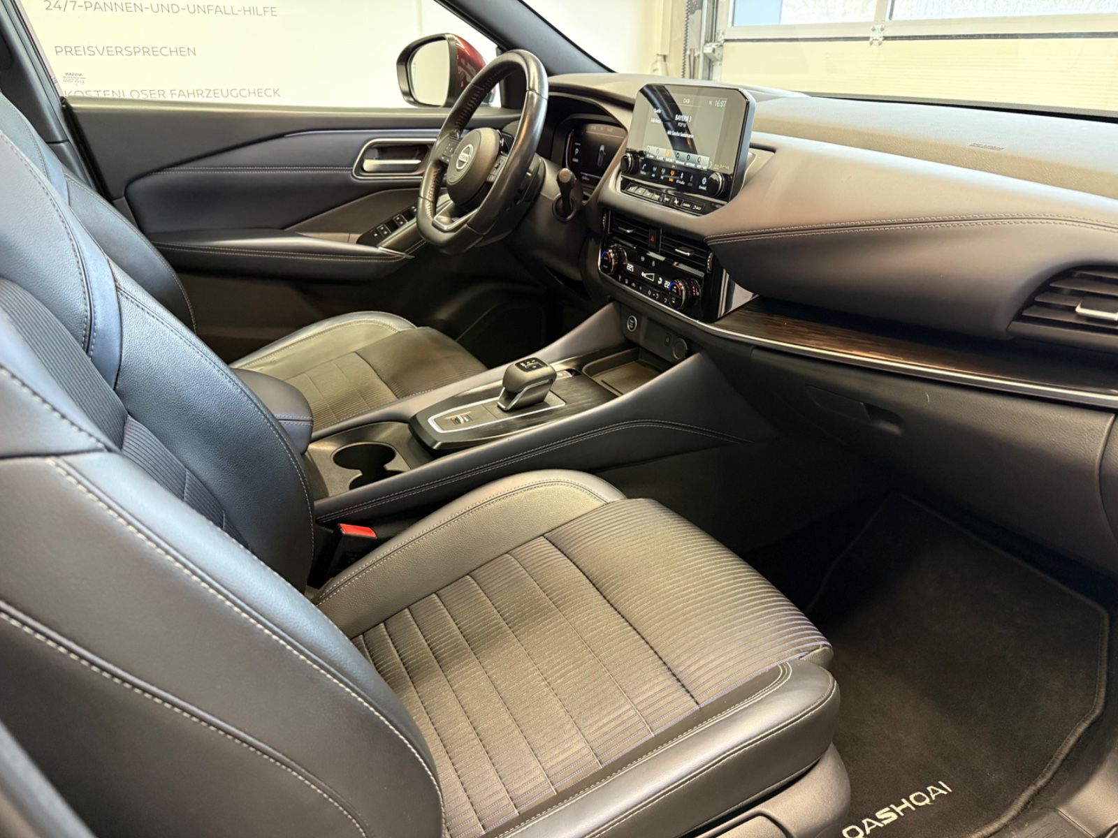 Fahrzeugabbildung Nissan Qashqai Tekna - Pano, HeadUp, Teilleder