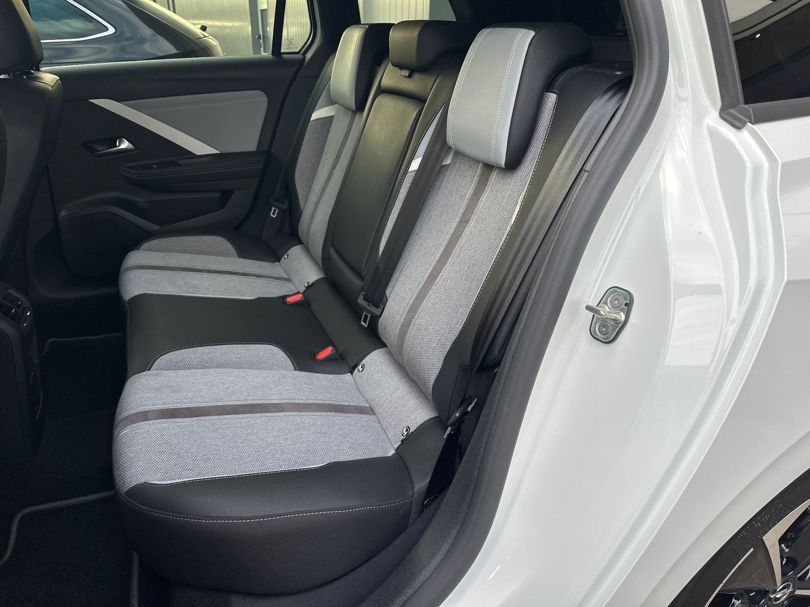 Fahrzeugabbildung Opel Astra SpT 1.5 D Automatik Business Elegance NAV
