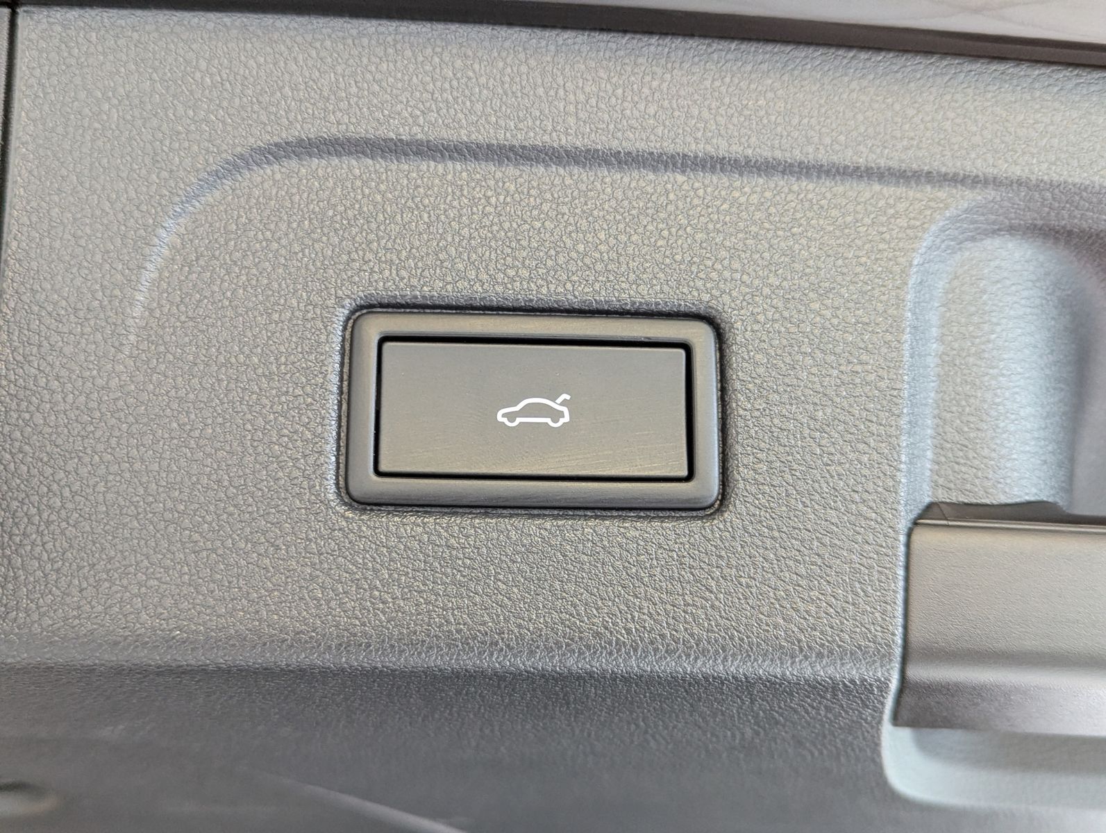 VW Touran 2.0 DSG R-Line High. Pano 7-Si IQ.Dri AHK - Image 24