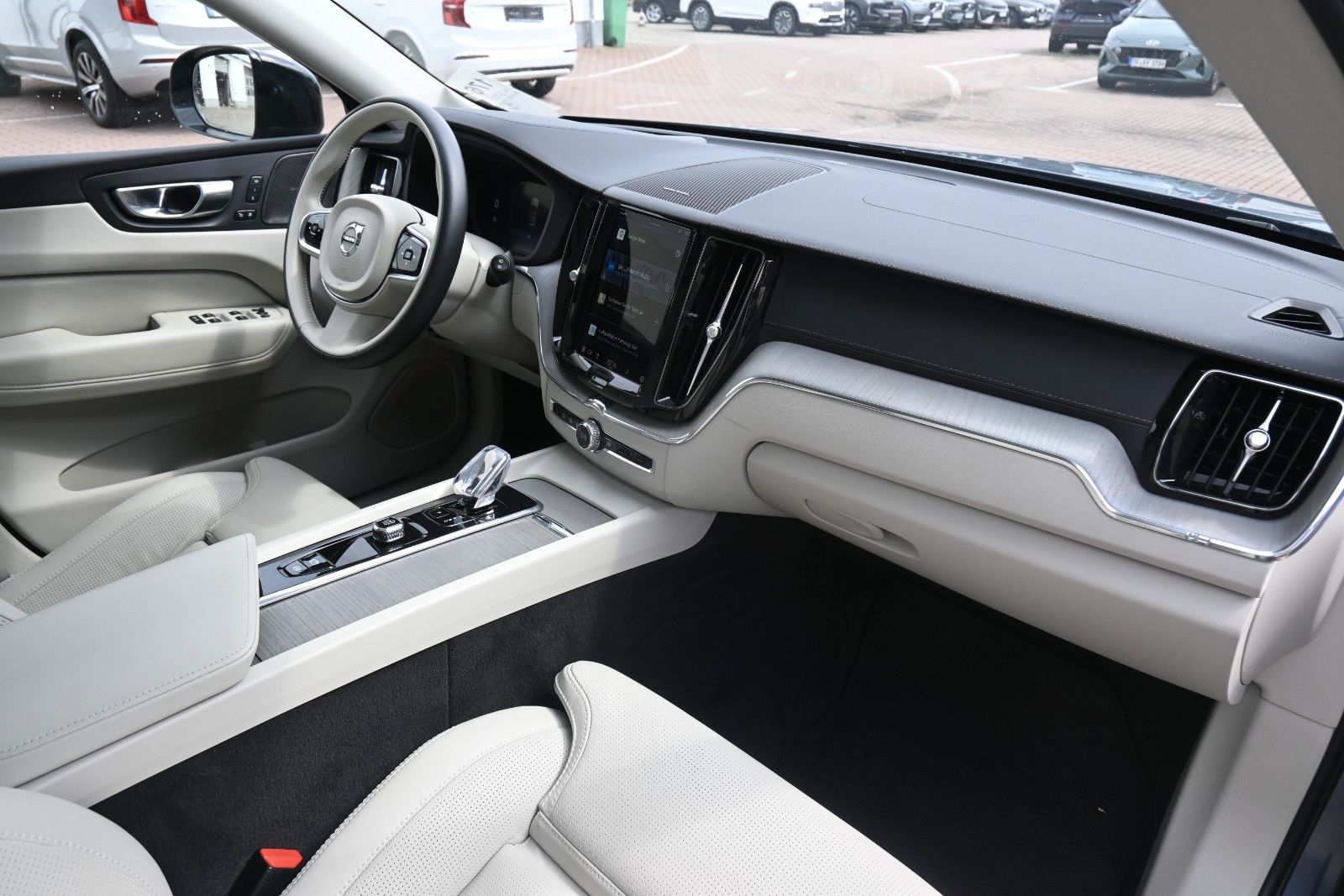 Fahrzeugabbildung Volvo XC60 B5D AWD Ultimate Dark*LED*PANO*STHZ*H&K*360