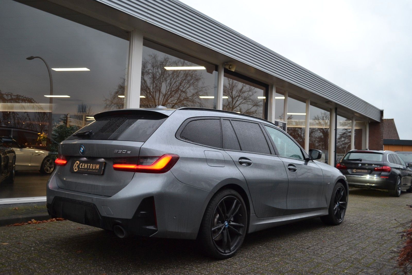 BMW 330e M-Sport / Pano / Leder imagem 3