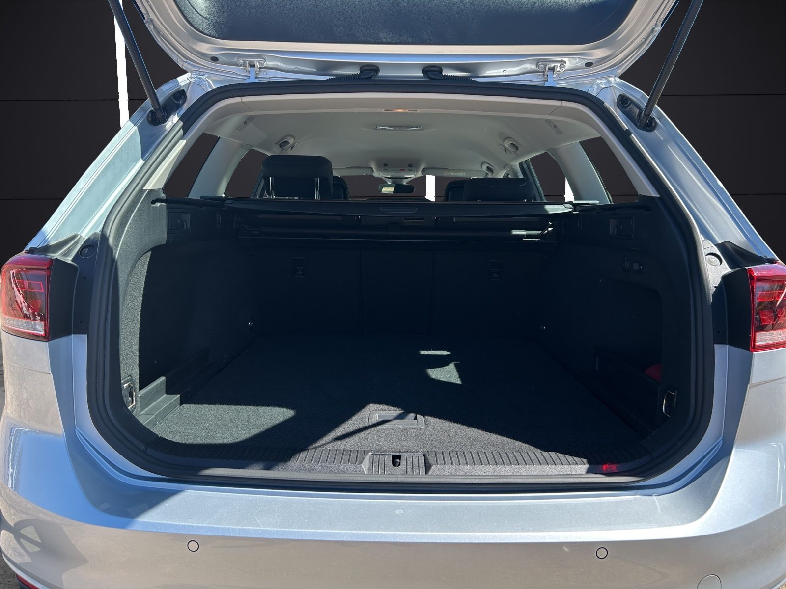 Fahrzeugabbildung Volkswagen Passat Variant TDI Business DSG LED Navi ACC AHK