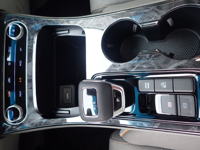 Fahrzeugabbildung DFSK Forthing 4 1,5T Allwetterreifen Unterbodenschutz