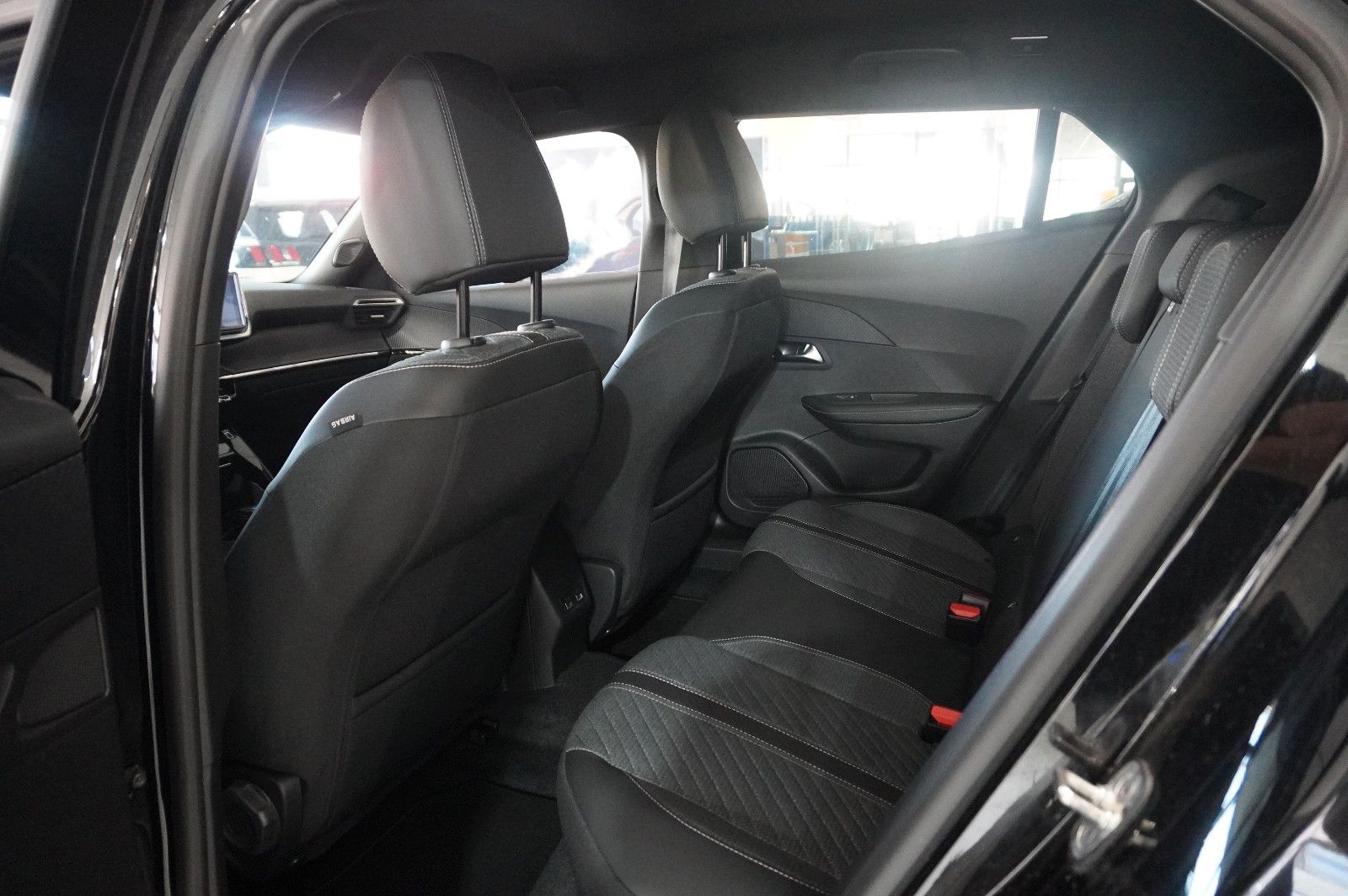 Fahrzeugabbildung Peugeot 2008 1.2 HYBRID ALLURE E-DSC NAVI/LED/SPORT/VIRT