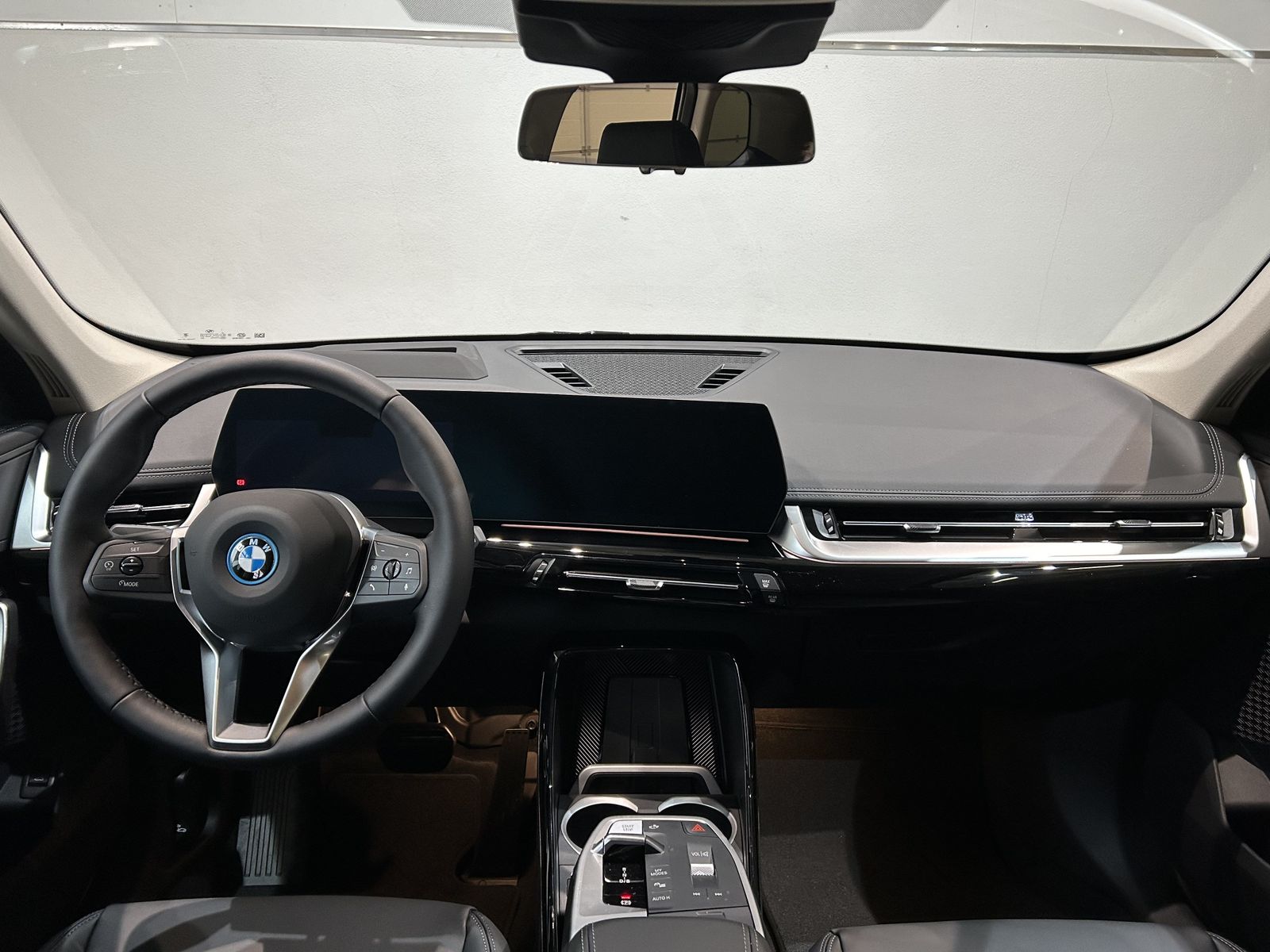 Fahrzeugabbildung BMW iX1 eDrive20 xLine Head-Up DAB LED Komfortzg.