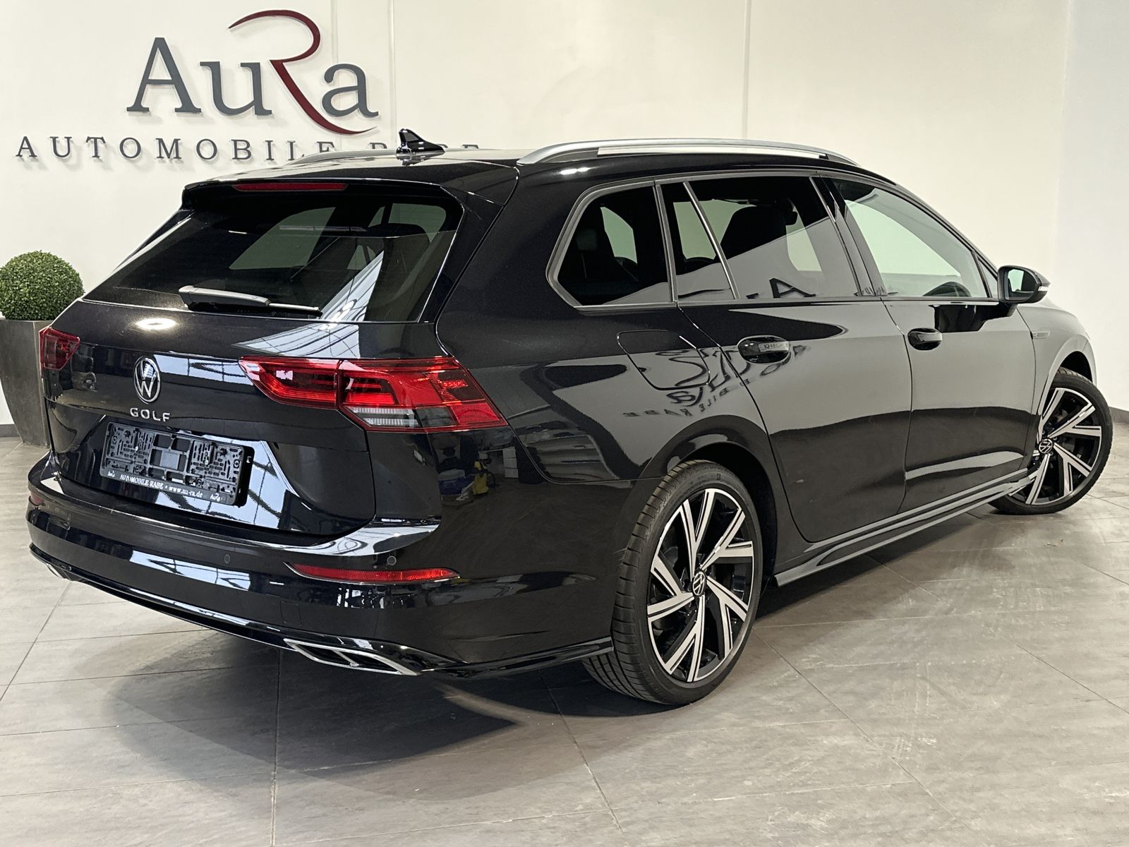 Fahrzeugabbildung Volkswagen Golf Variant 2.0 TDI DSG R-Line NAV+LED+AHK+ACC