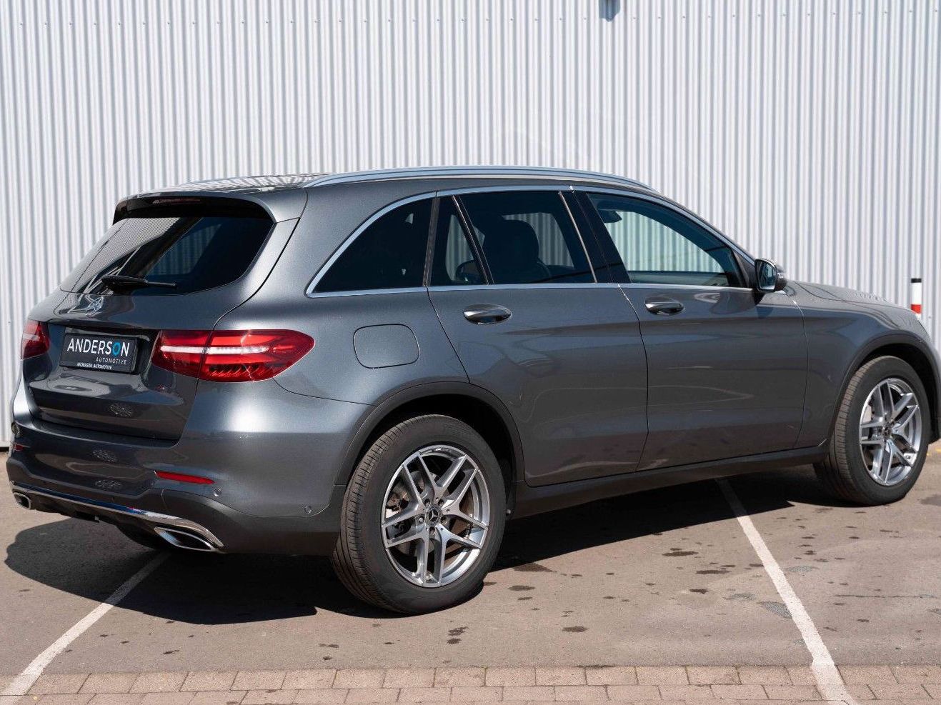 Fahrzeugabbildung Mercedes-Benz GLC 250 4MATIC AMG PANO AHK LED KAM CARPLAY