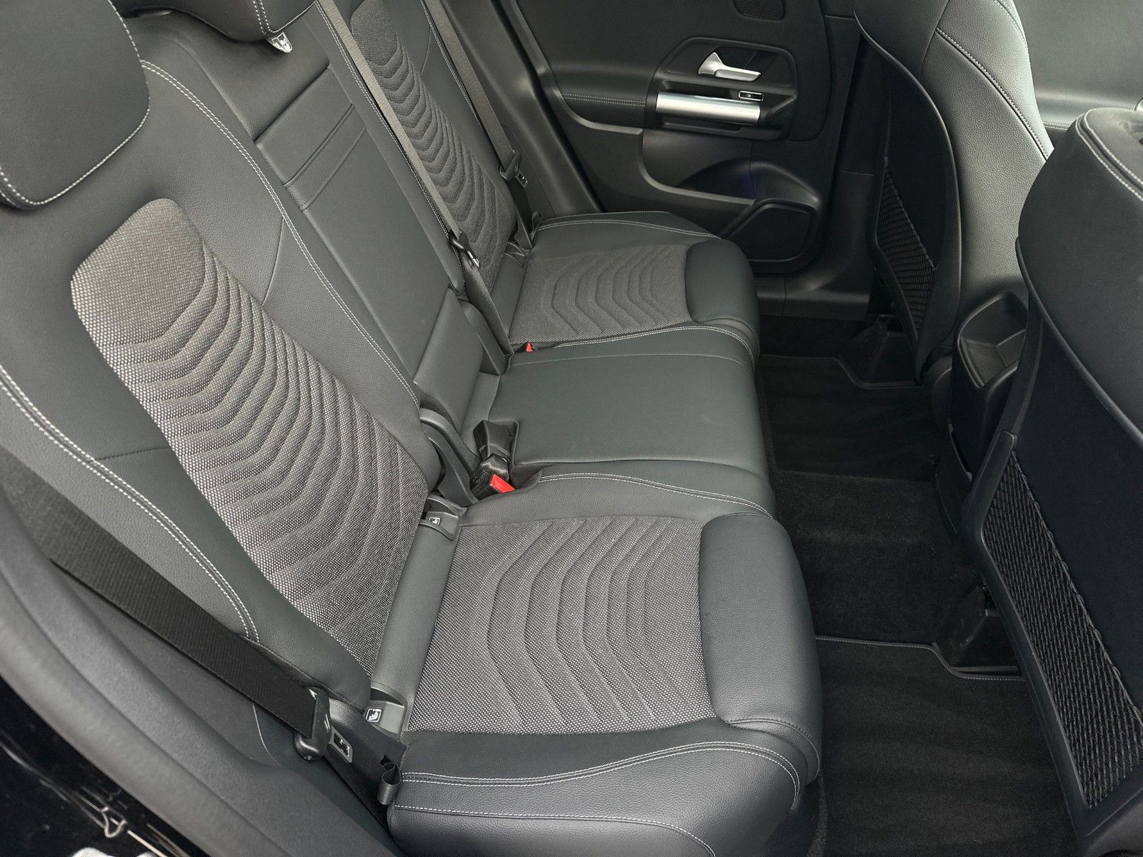 Fahrzeugabbildung Mercedes-Benz GLA 220 4Matic Progressive Line, PANORAMADACH