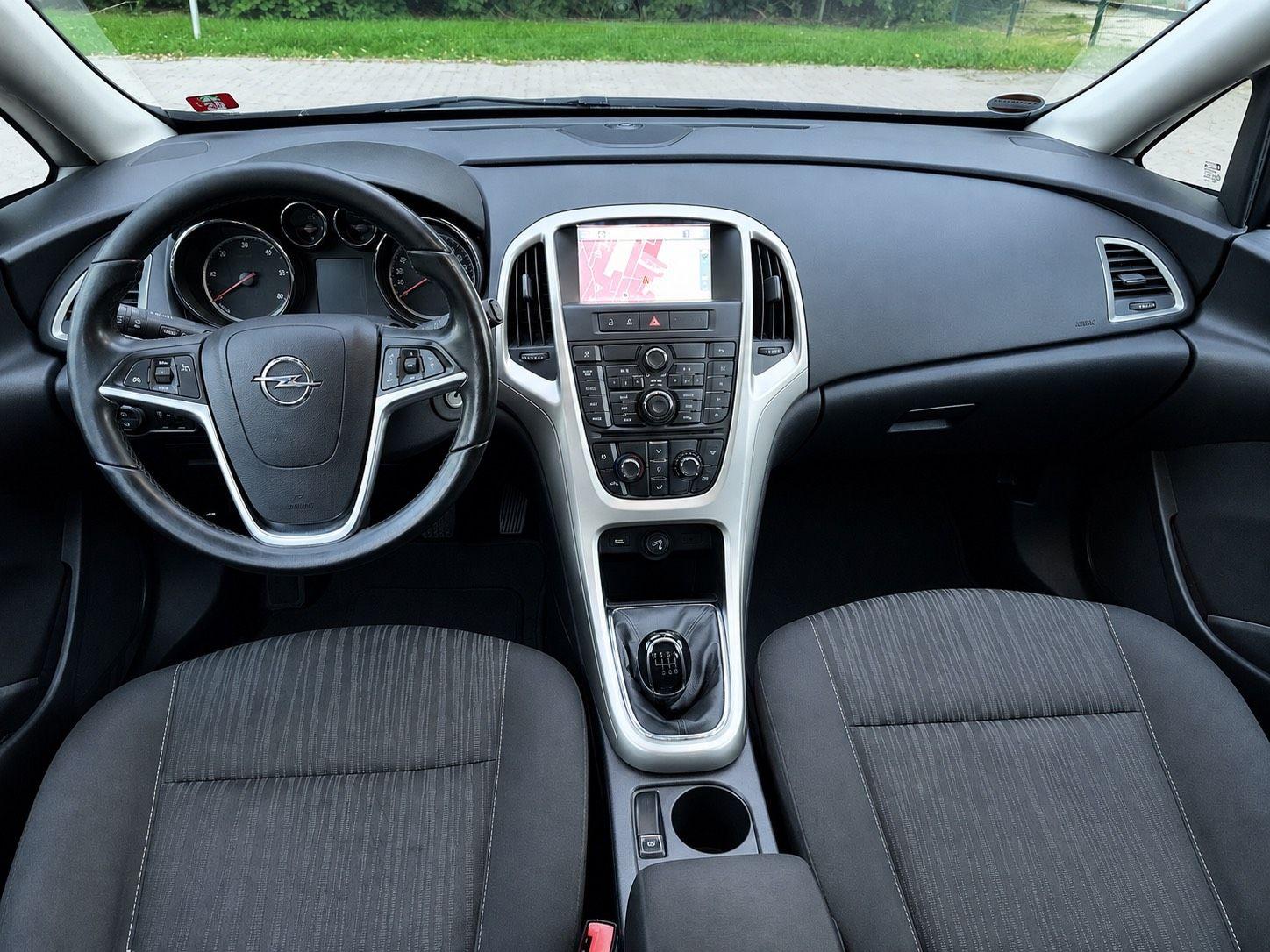 Opel Astra 2011 — photo 9