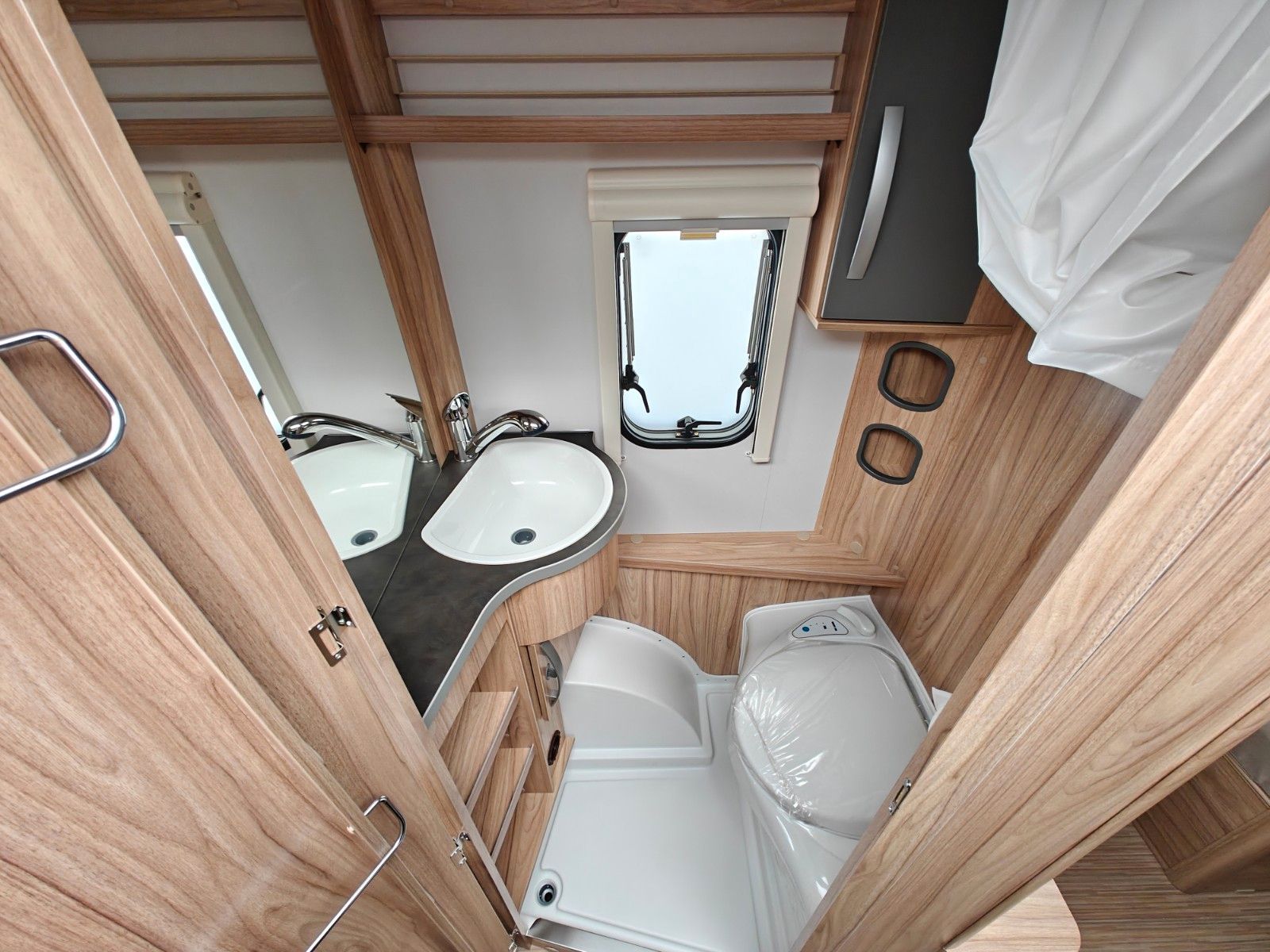 Fahrzeugabbildung HYMER / ERIBA / HYMERCAR Feeling 470 Elegance - JETZT 6.683€ SPAREN !!!