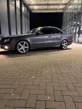 Mercedes-Benz E 230 Avantgarde - Mercedes-Benz E 230 mit Benzin-Antrieb: Limousine, Automatik