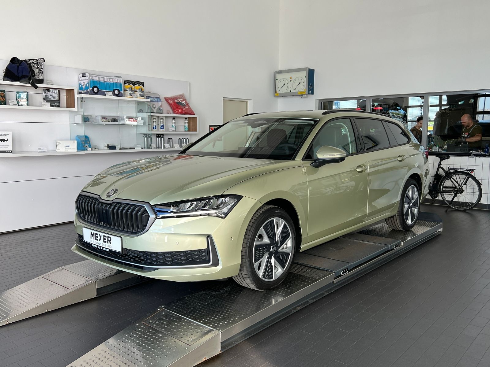 Fahrzeugabbildung SKODA Superb Combi Selection 1.5 TSI mHEV DSG *AHK, Ar