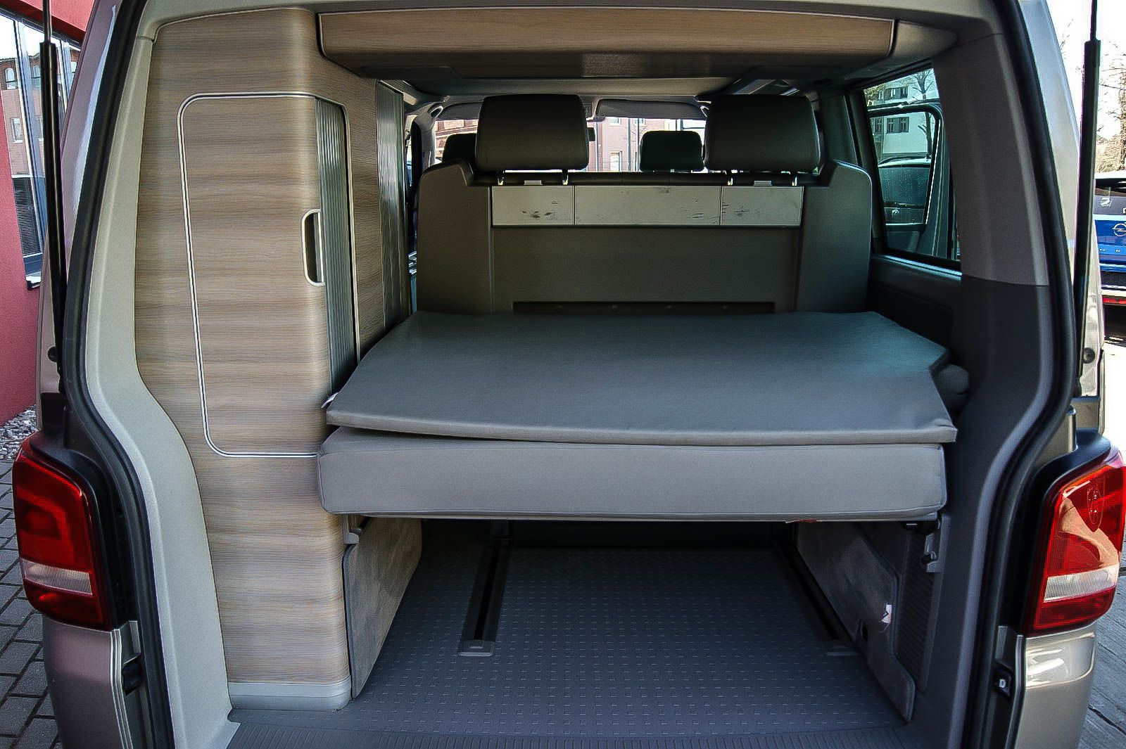 Fahrzeugabbildung Volkswagen T5 California EUROPE 4-Motion 20TDI AUFSTELLDACH