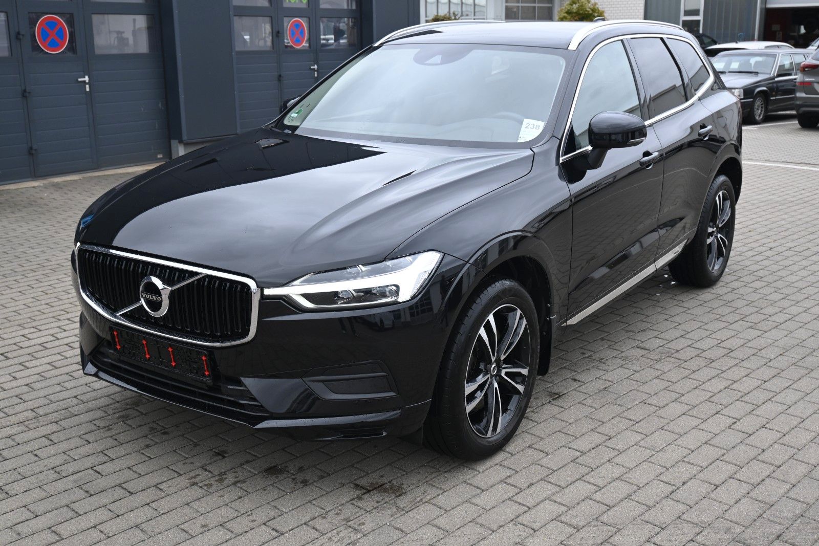 Fahrzeugabbildung Volvo XC60 D4 AWD Momentum *AHK*NAVI*LEDER*LED*