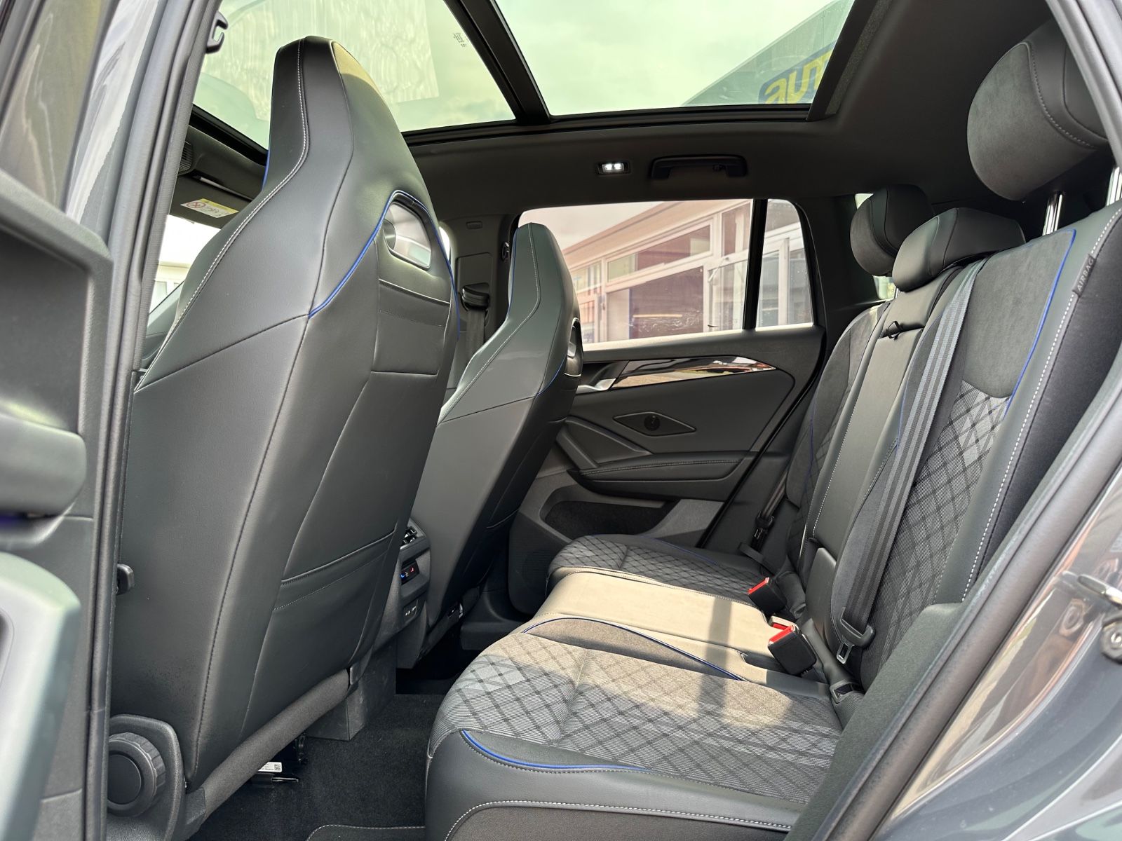 Fahrzeugabbildung Volkswagen Tiguan 2.0 TDI 4M R-Line Pano/AHK/ACC/Navi
