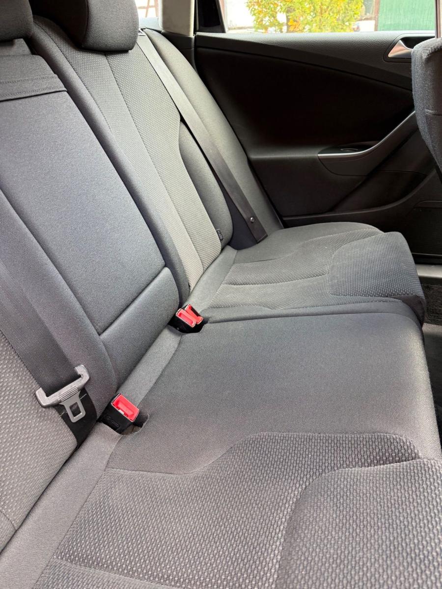 Volkswagen Passat 2010 — photo 14