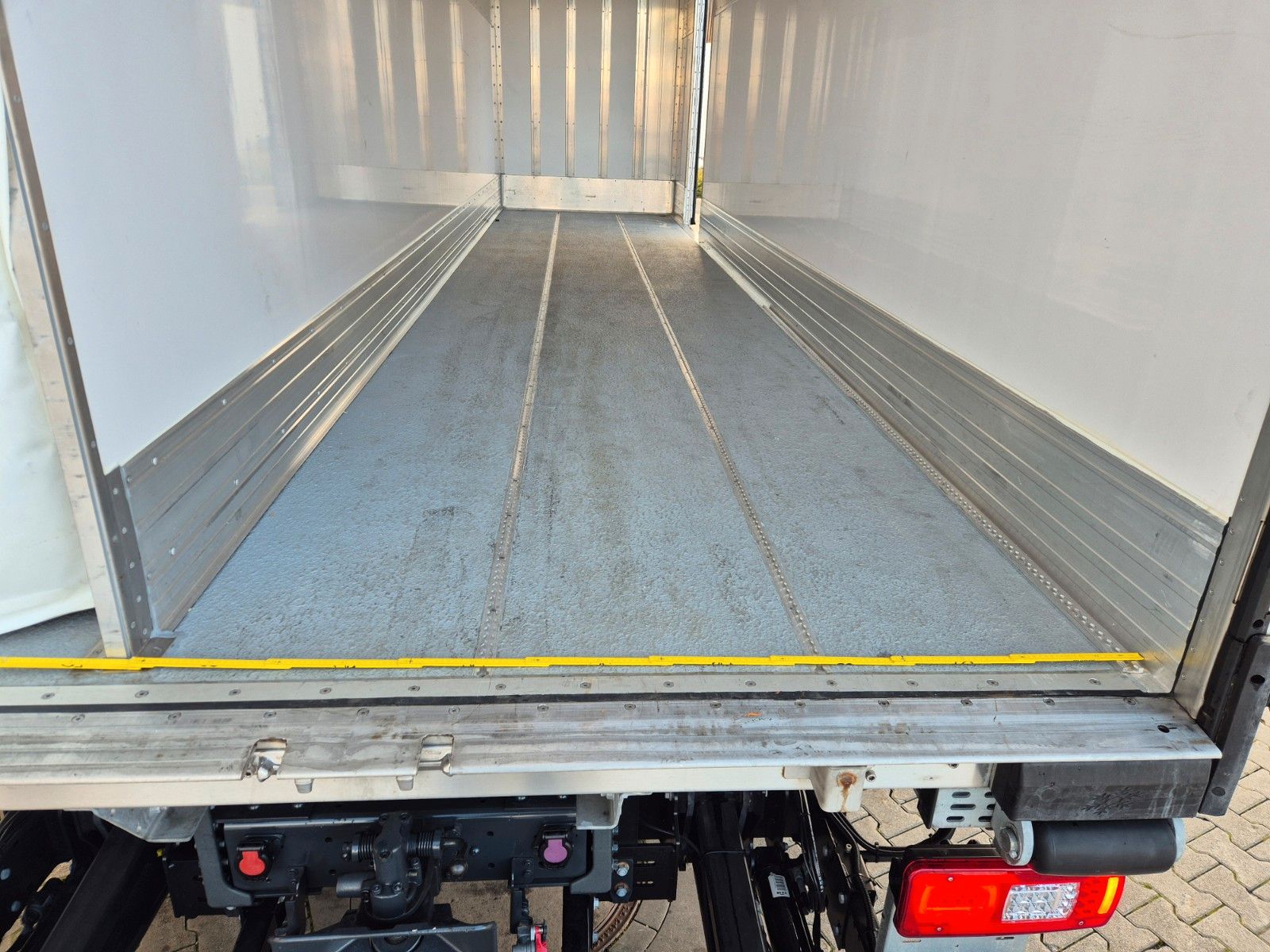 Fahrzeugabbildung Iveco AD190S40/FP Lamberet Mitsubishi LBW Tür AHK