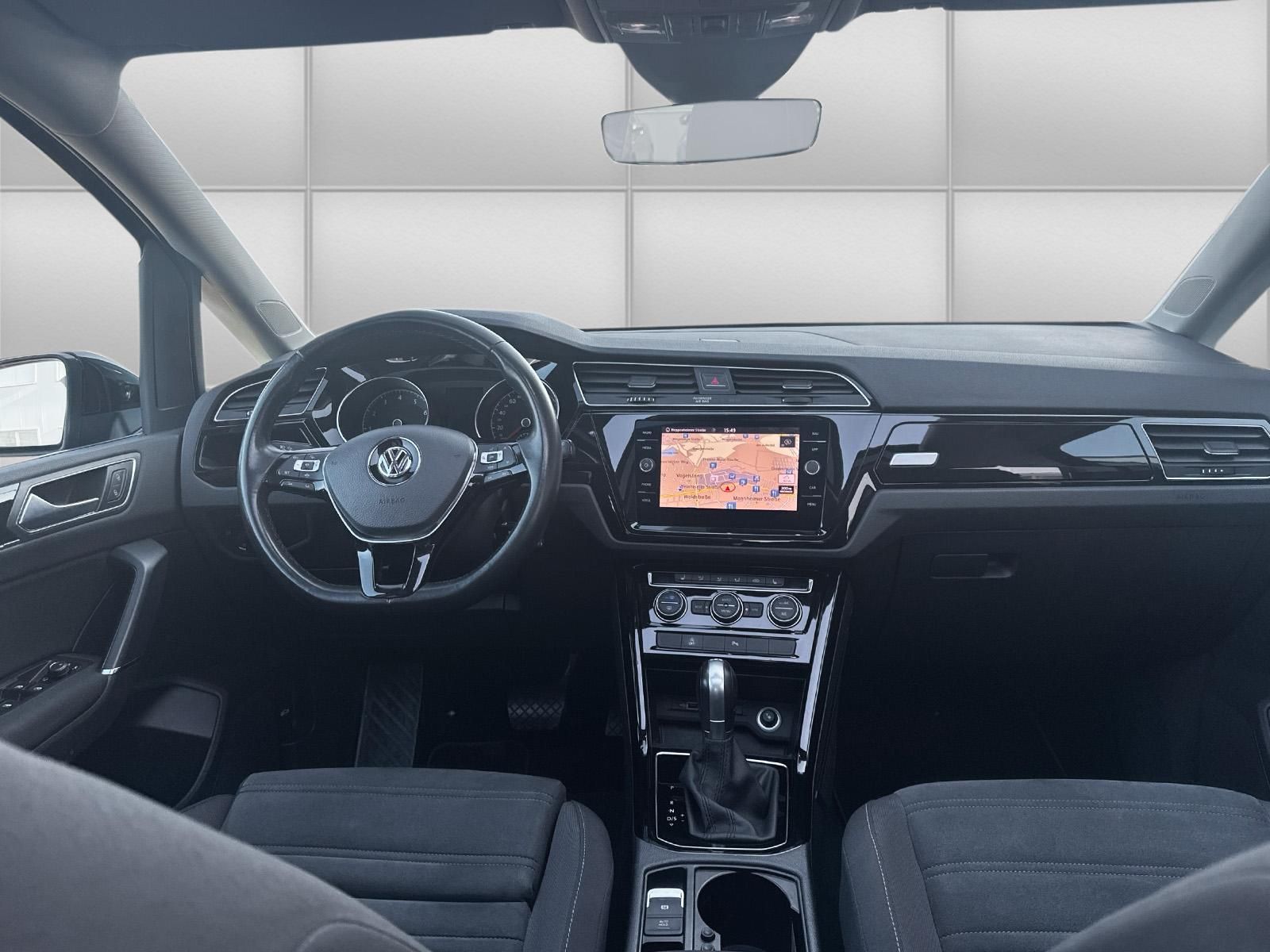 Fahrzeugabbildung Volkswagen Touran Highline 1.5 TSI EU6d-T OPF R-Line Pano