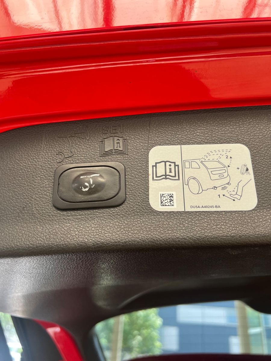Fahrzeugabbildung Ford Kuga ST-Line * ROT/SCHWARZ *