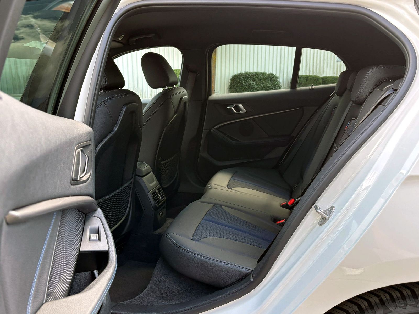 Fahrzeugabbildung BMW 120i M-Sport Steptronic LED TEMP PDC SHZ NAV BT