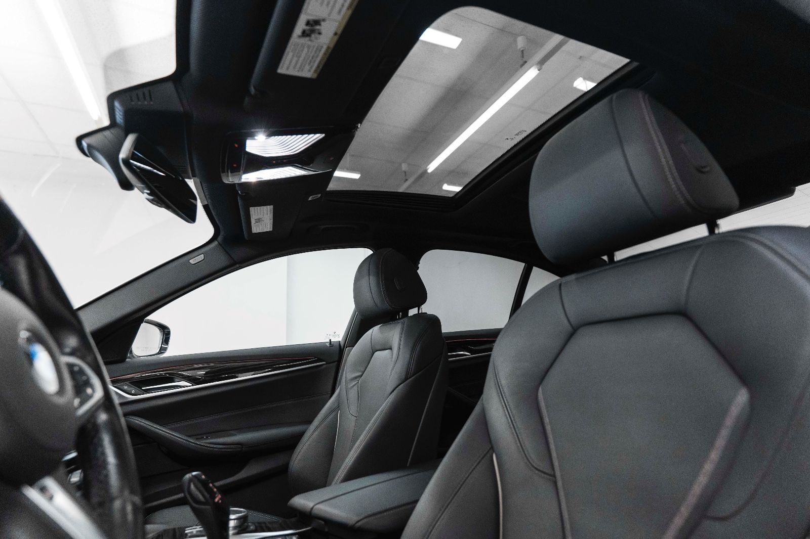 Fahrzeugabbildung BMW 530i xDrive M-Performance HUD LED KAM TOTW NAV