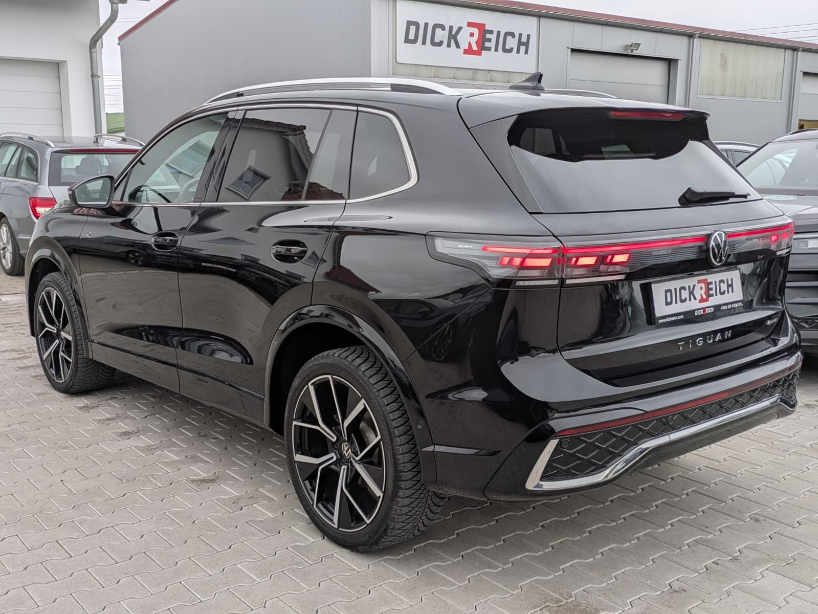 Fahrzeugabbildung Volkswagen Tiguan 2.0 TDI 4M R-Line PANO*H&K*AHK*MATRIX*20"