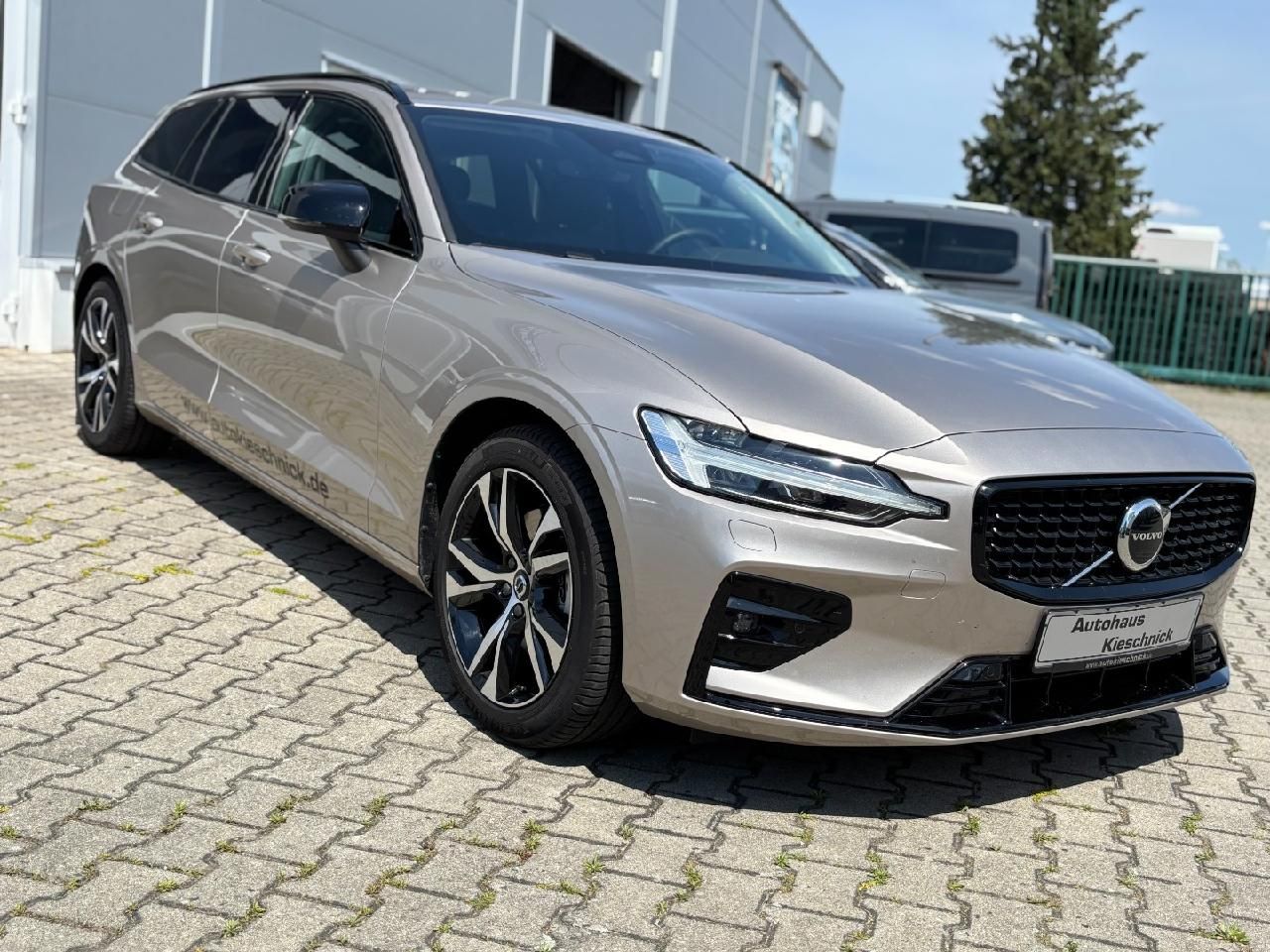 Fahrzeugabbildung Volvo V60 Kombi Plus Dark LED DAB AHK ACC Harman Kardo