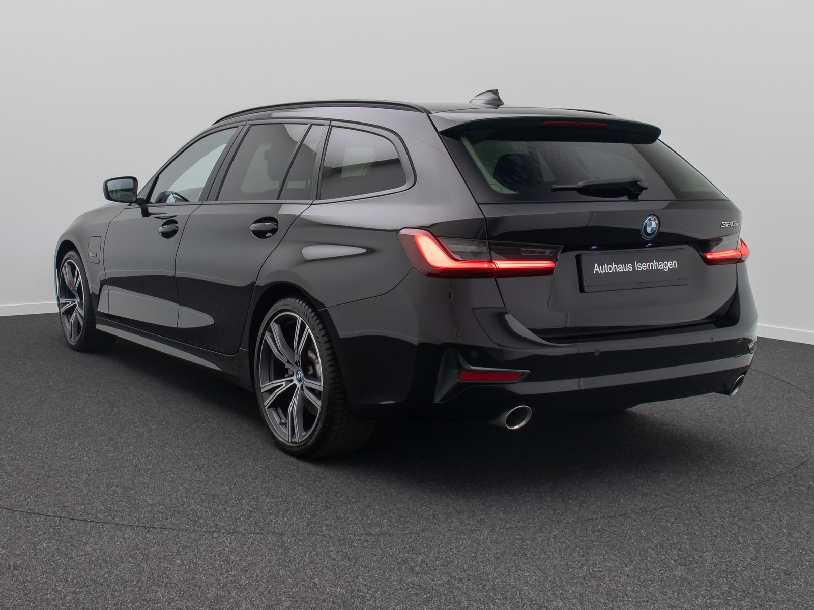 Fahrzeugabbildung BMW 320e Alarm DAB PDC GeschwindigReg Cockpit 19Zoll