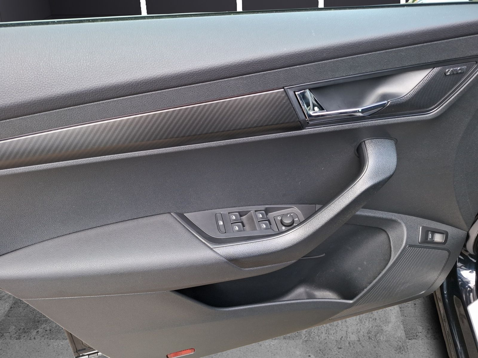 Fahrzeugabbildung SKODA Karoq TSI Sportline DSG 4x4 LED AHK Navi PANO AC