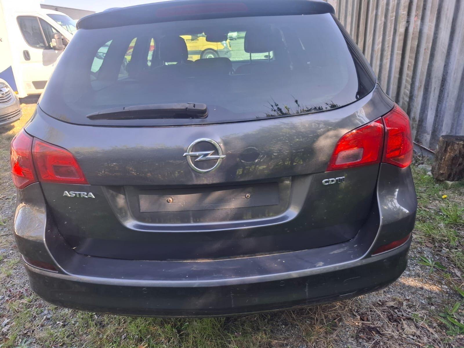 Opel Astra 2011 — photo 7