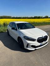 BMW M135i SHZ*PDC*H&K*Kamera*Sportsitze*Unfallfrei - weiße BMW 135
