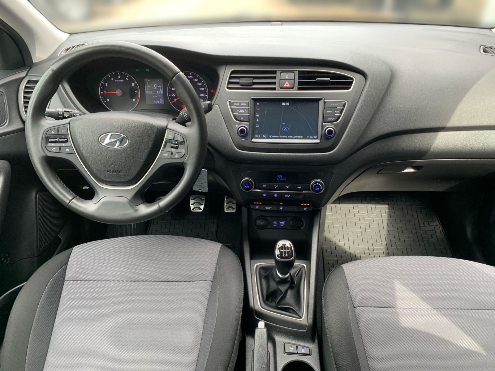 Fahrzeugabbildung Hyundai i20 Active 1.0 Trend Navi Kamera Sitzheizung