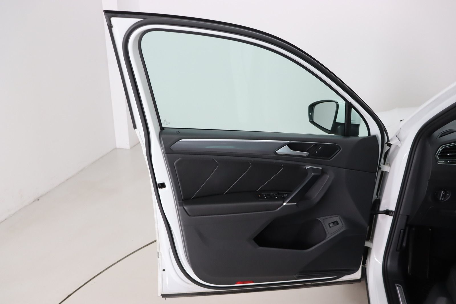 Fahrzeugabbildung Volkswagen Tiguan 2.0 TSI 4 Motion R-line Highline * Pano *