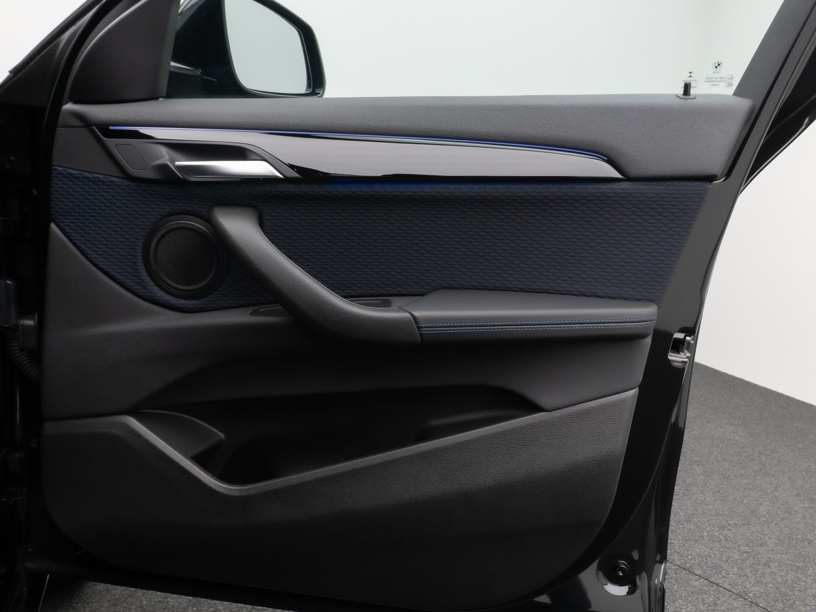 Fahrzeugabbildung BMW X2 sD20i M Sport HUD DAB HiFi Parkassist Komort