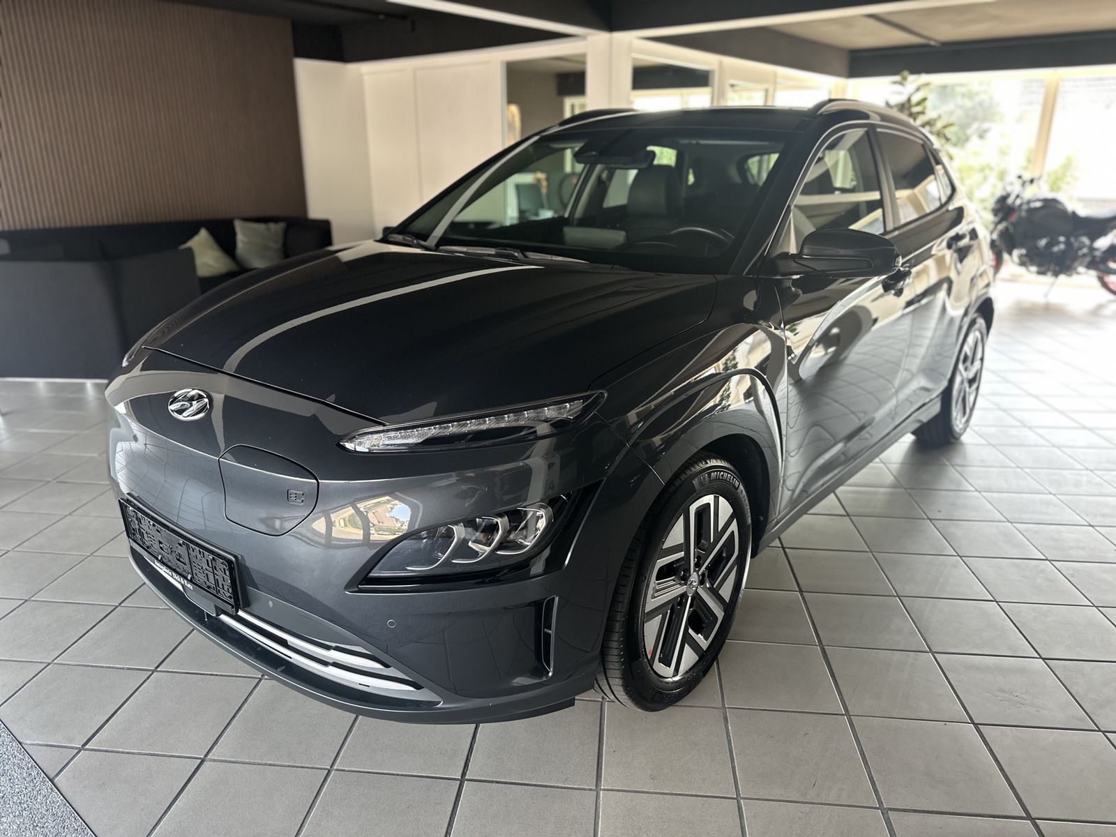 Hyundai Kona Elektro Prime LEDER LED HUD NAV S-DACH 64KW imagem 3