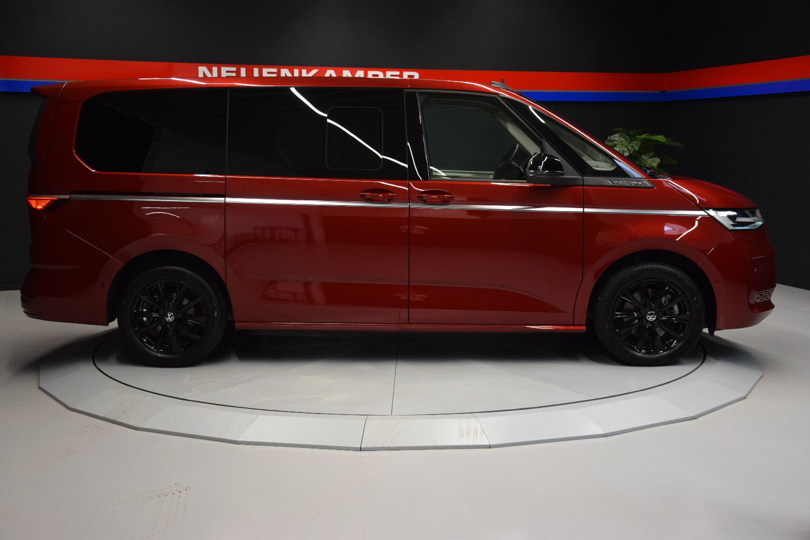 Fahrzeugabbildung Volkswagen T7 Multivan ACC DCC AHK HuD Pano Harman Kardon