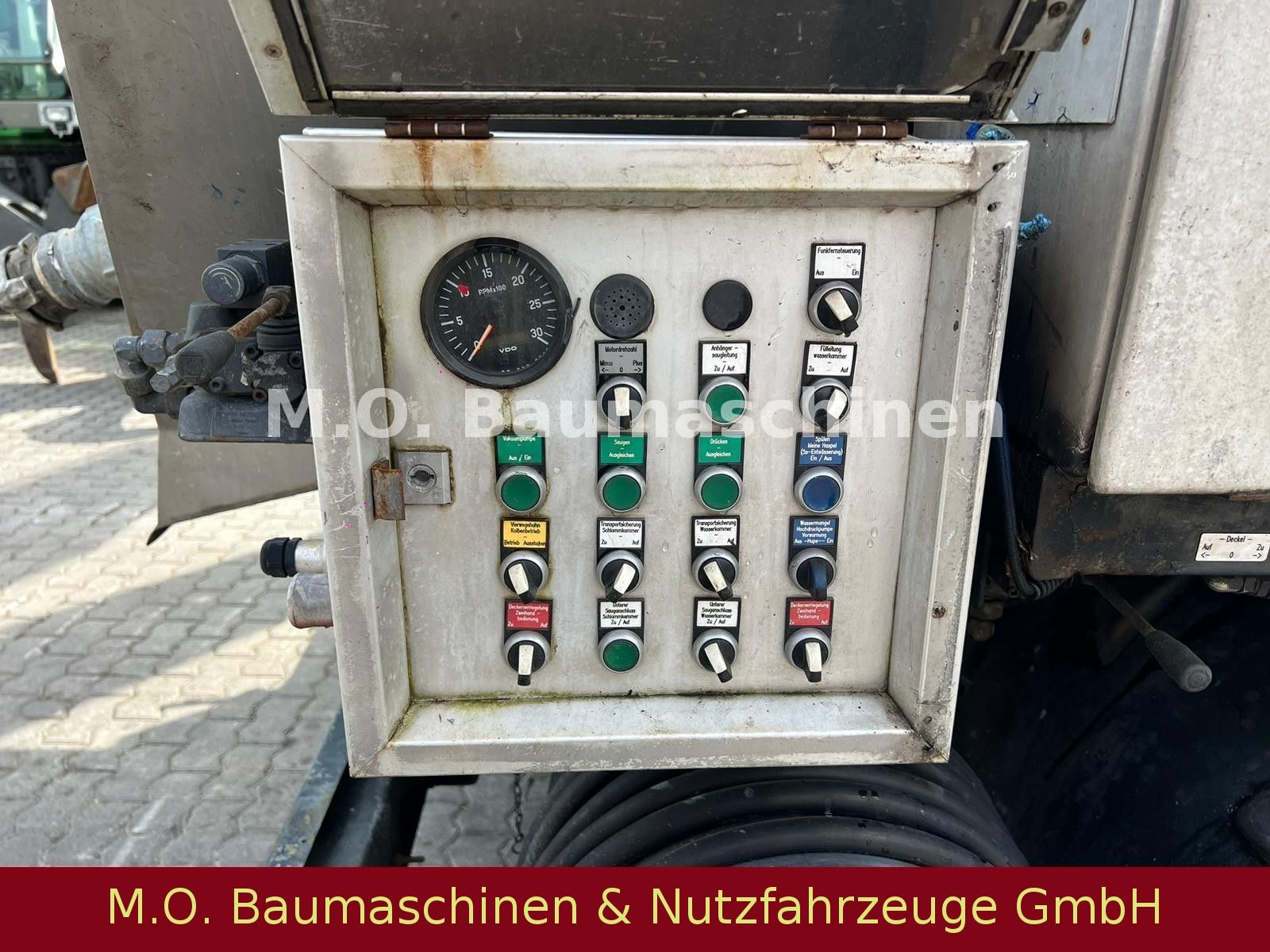 Fahrzeugabbildung Mercedes-Benz Actros 2541 / Saug- & Spühlwagen / 14.000 L /ADR