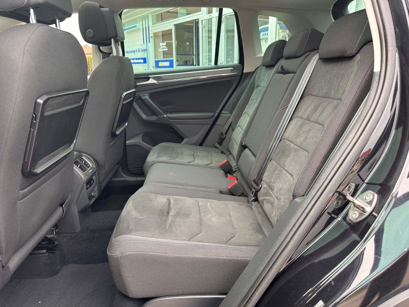 Fahrzeugabbildung Volkswagen Tiguan 2.0 TDI 4M Highline Pano/AHK/ACC/Navi/LED
