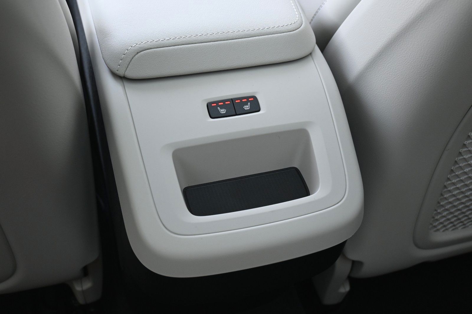 Fahrzeugabbildung Volvo XC60 B5 B AWD Plus Dark*FSHZG*PANO*360°*ACC